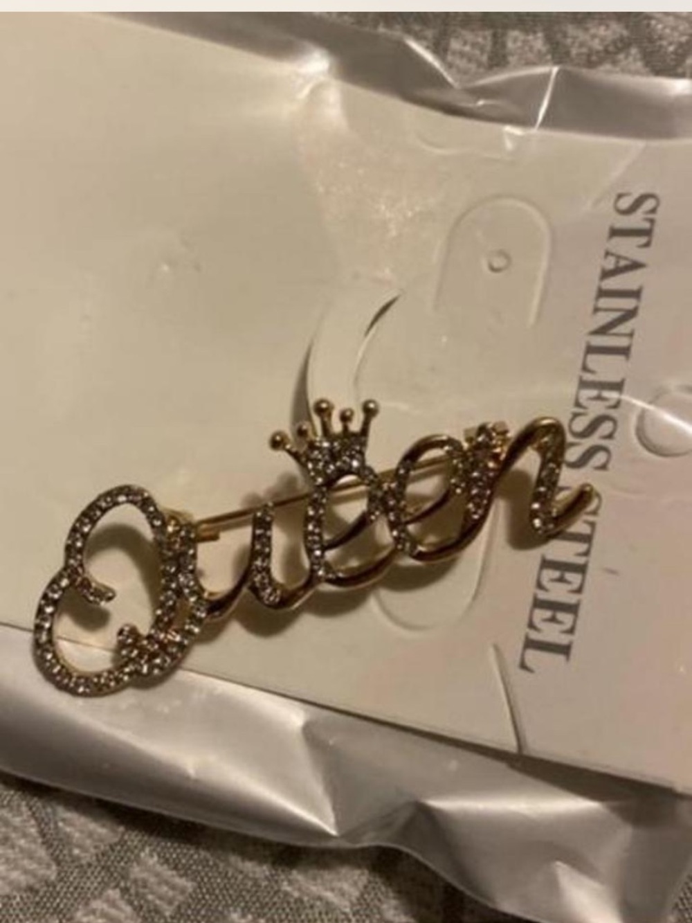 Gold 'Queen' Script Rhinestone Brooch - Elegant Women’s Accessory